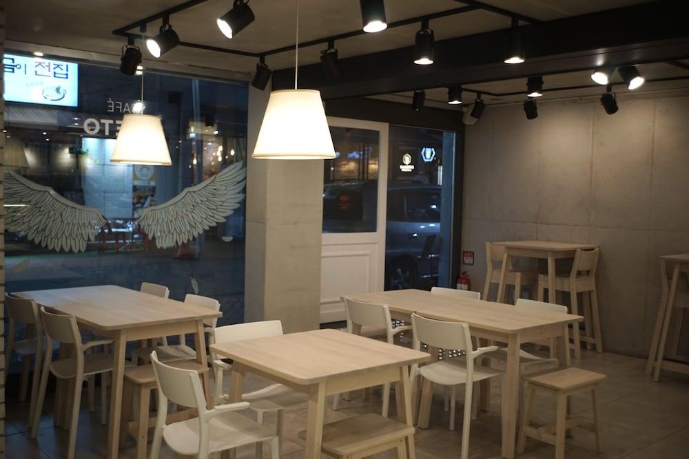 Creto Hotel Myeongdong Сеул Екстериор снимка